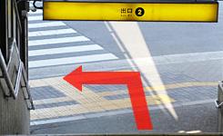 階段を下りきったら左へ。（Googleマップでのご案内はここまでです。）