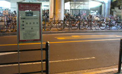 シャトルバス乗り場に到着です。◎車イス利用の場合はエレベーターで1 階まで下りて左側のOsaka Metro2号出入口階段の先にシャトルバス乗り場があります。